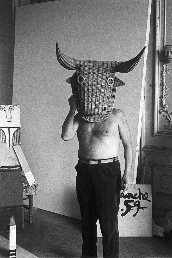Edward Quinn - Picasso with a wicker mask, 1959. Photo Edward Quinn, ©edwardquinn.com, © Succession Picasso by SIAE 2022