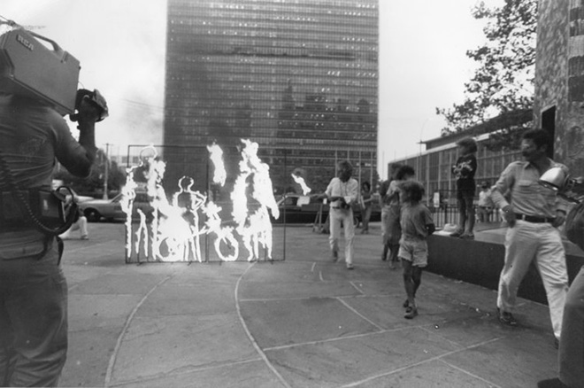Paolo Buggiani, Hiroshima in front of United Nation, (Painting with fire), New York, 08041982 (foto Jennifer Kotter)