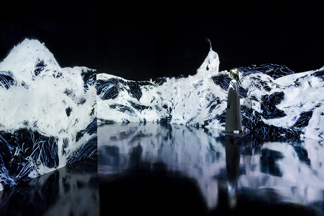 teamLab, Black Waves: Immersive Mass, 2020, Digital Installation, Continuous Loop, Sound: Hideaki Takahashi ©teamLab
