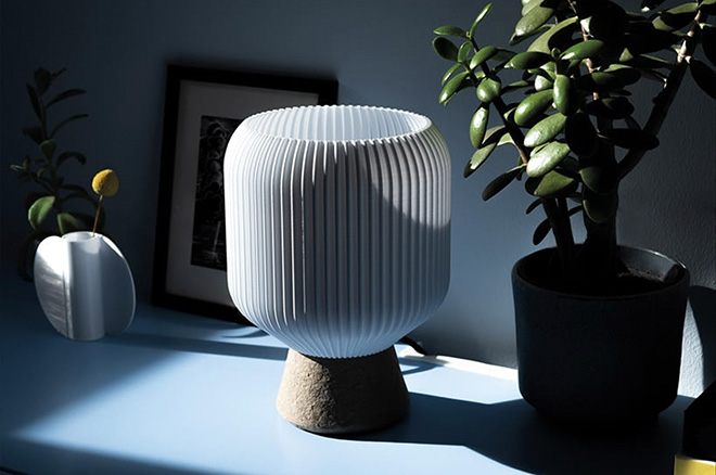 Cozy Cleo Lamp – Plastica e cartone riciclati per una lampada dal dinamico design circolare
