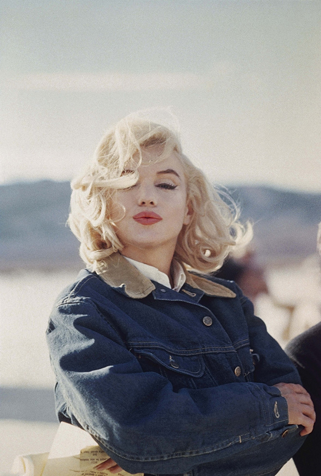 Marilyn Monroe in the Nevada desert during the filming of 'The Misfits'. USA, 1960. © Eve Arnold / Magnum Photos