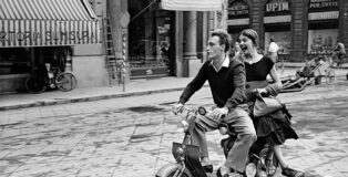 Ruth Orkin - Jinx and Justin on Scooter Florence, Italy, 1951 Modern print, 2021. © Ruth Orkin Photo Archive