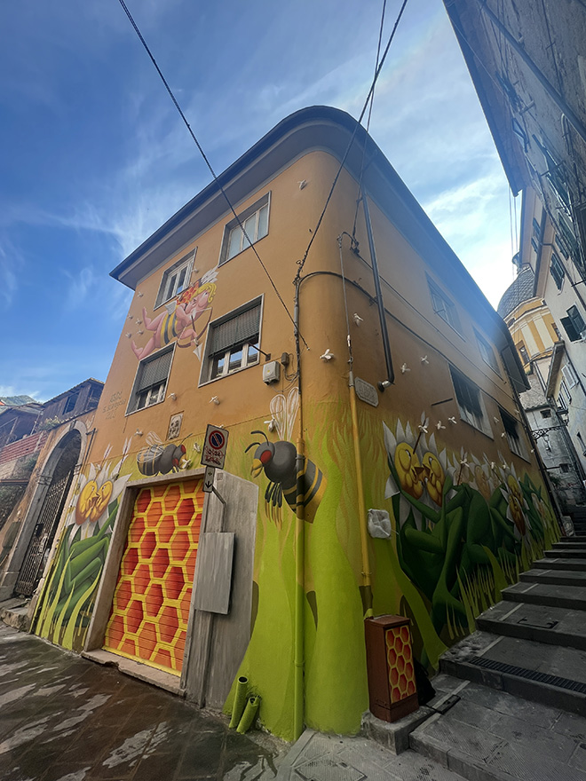 Impollinèmesi, dettaglio facciata  - Il primo eco-murales multimediale d’Italia - Photo credit: Yourban2030