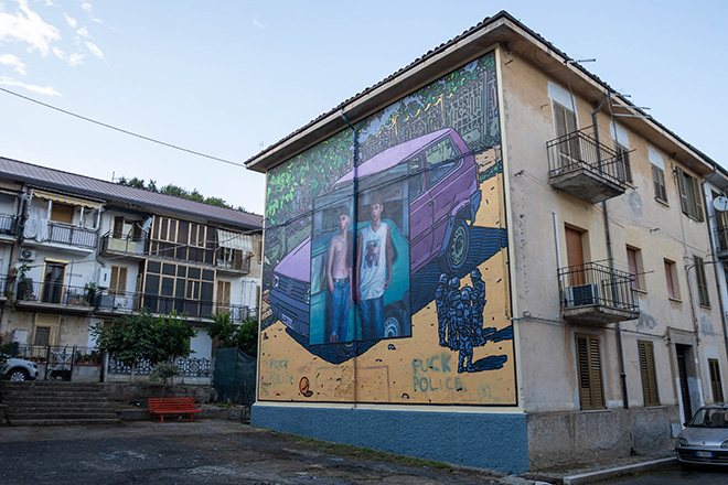 Dimitris Taxis, Slim Safont - Murale a Cosenza (Case Minime) per IAMU (Idee Artistiche Multidisciplinari Urbane). Ph: Iacopo Munno