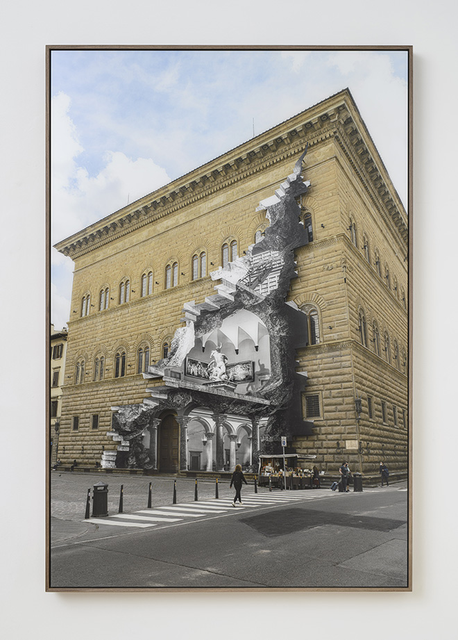 La Ferita, 4 Mai 2021, 15h34, Palazzo Strozzi, Florence, Italie, 2021. stampa a colori, Dibond, Plexiglas opaco, cornice a cassetta a filo in rovere, 153 x 103 x 6,5 cm, 2021. color print, mounted on Dibond, matte Plexiglass, flushed walnut frame 153 x 103 x 6,5 cm. 60.23 x 40.55 x 2.55 in. Courtesy: the artist and GALLERIA CONTINUA. Photo by: Giorgio Benni