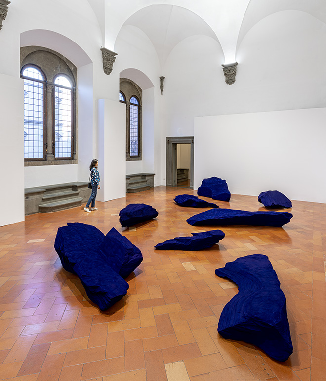 Anish Kapoor. Untrue Unreal. SALA 8. Angel, 1990, ardesia, pigmento slate, pigment.  Installation view, Palazzo Strozzi, Firenze. ©photoElaBialkowskaOKNOstudio