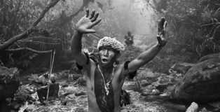 © Sebastião Salgado/Contrasto. Sciamano Yanomami dialoga con gli spiriti prima della salita al monte Pico da Neblina. Stato di Amazonas, Brasile, 2014.
