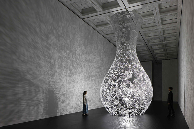 Gravity and Grace, installation view of the exhibition Shinji Ohmaki: Interface of Being, The National Art Center, Tokyo, 2023 (Photo by Keizo Kioku).