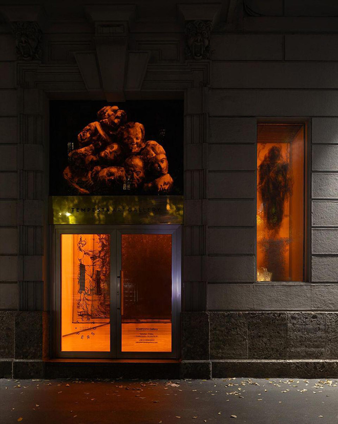 Gonzalo Borondo - Tempo Perso, installation view, Tempesta Gallery, Milano. Photo credit: Roberto Conte.