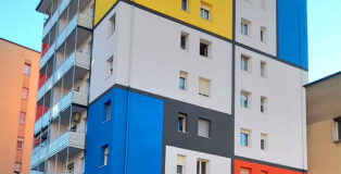 Una riproduzione dell'opera di Piet Mondrian sulla facciata del Condominio Zandonai in via Matteotti nel quartiere San Pio X a Trento