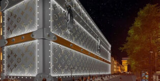 A Parigi il cantiere per il nuovo Hotel di Louis Vuitton si trasforma in un gigante baule monogam