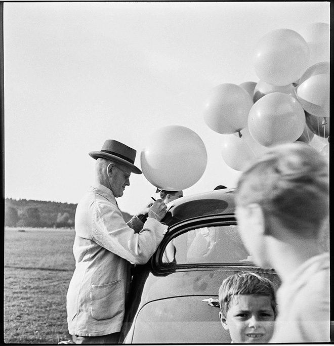 Ernst Scheidegger - Uomo con palloncini, probabilmente fine anni Quaranta. ©Stiftung Ernst Scheidegge-Archiv, Zürich