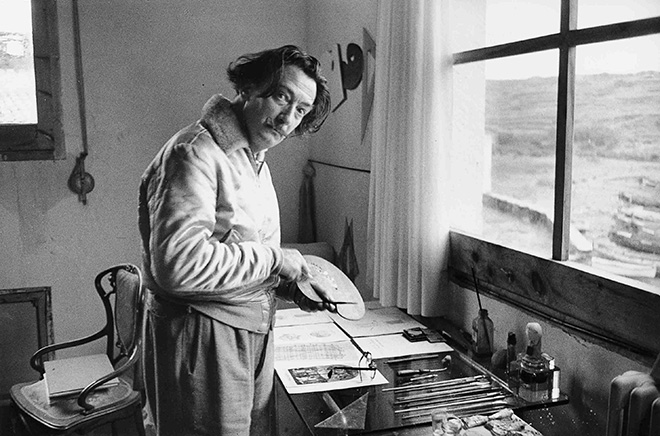 Ernst Scheidegger - Salvador Dalì nel suo atelier a Portlligat, ca. 1955. ©Stiftung Ernst Scheidegge-Archiv, Zürich