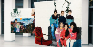 Barbara Prenka - Reunion with aunts and uncles (2023). Tessuto di cotone con buchi, realizzato ad ucinetto con filato sintetico, 160 x 130 cm.