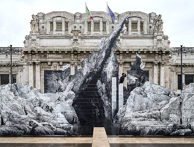 JR – “La Nascita”, anamorfosi scultorea a Milano