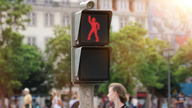 The dancing traffic light – Waiting fun