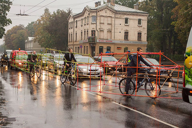 La protesta delle biciclette travestite da automobili.