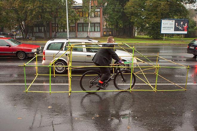 La protesta delle biciclette travestite da automobili.