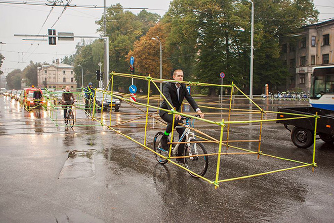 La protesta delle biciclette travestite da automobili.