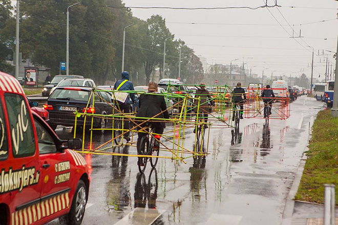 La protesta delle biciclette travestite da automobili.