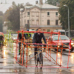 La protesta delle biciclette travestite da automobili.