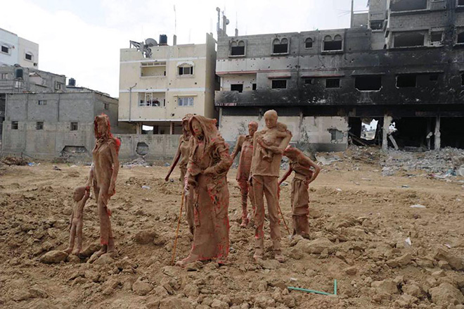  Sculture in argilla di una famiglia in fuga dalle case distrutte di Gaza