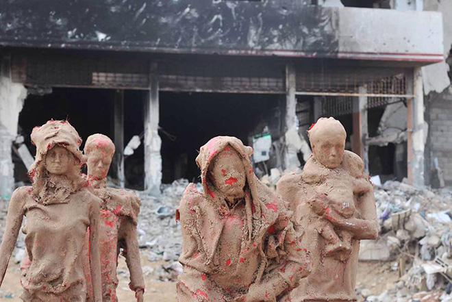  Sculture in argilla di una famiglia in fuga dalle case distrutte di Gaza