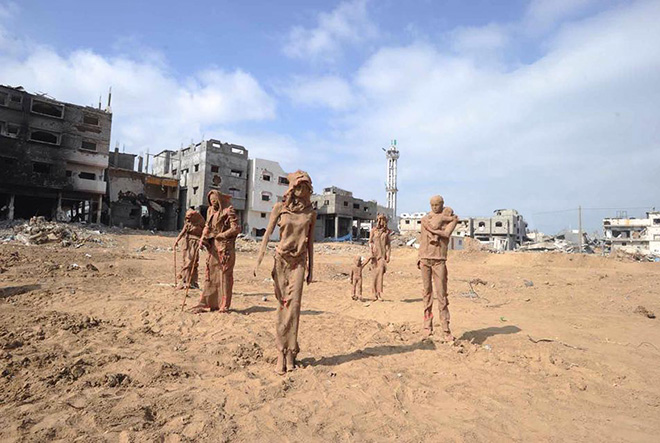  Sculture in argilla di una famiglia in fuga dalle case distrutte di Gaza