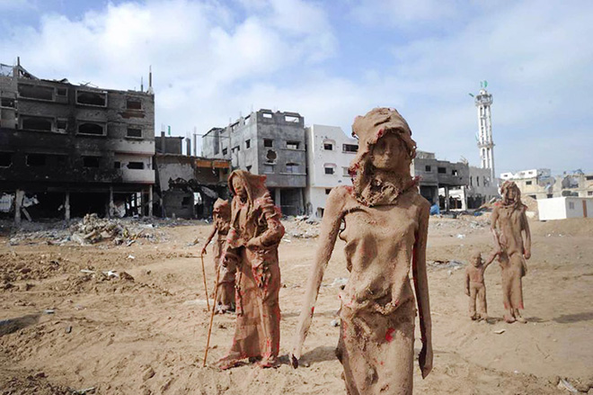  Sculture in argilla di una famiglia in fuga dalle case distrutte di Gaza