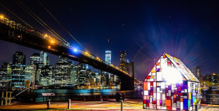 Tom Fruin - Kolonihavehus, Stained Glass House, Photo credits: Axel Taferner