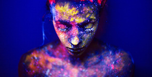 Daria Khoroshavina - Creative Glow in the Dark Body