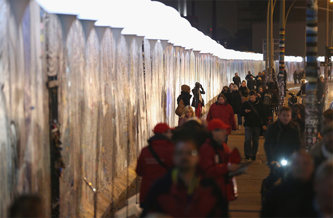  Installazione luminosa lungo il muro di Berlino