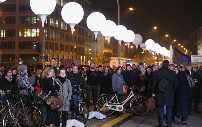  Installazione luminosa lungo il muro di Berlino