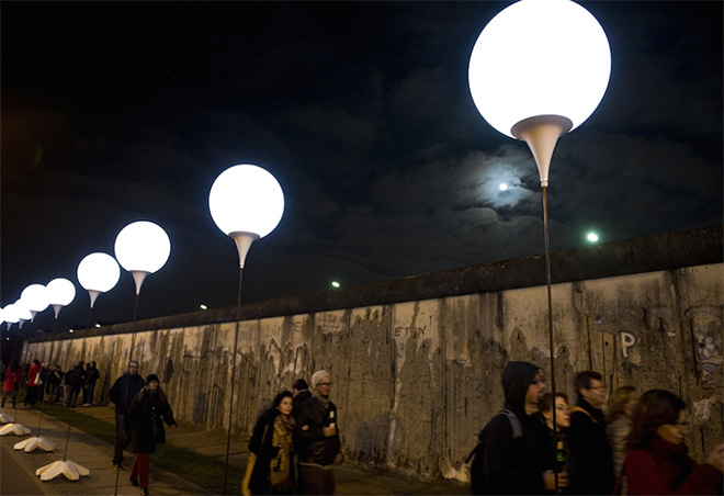  Installazione luminosa lungo il muro di Berlino