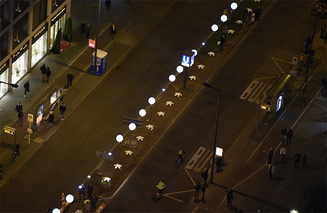  Installazione luminosa lungo il muro di Berlino