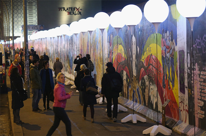  Installazione luminosa lungo il muro di Berlino