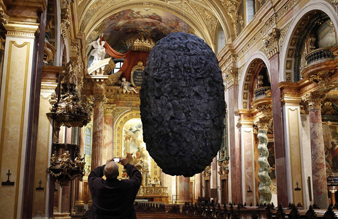 To be in Limbo – Installazione omaggio a Magritte