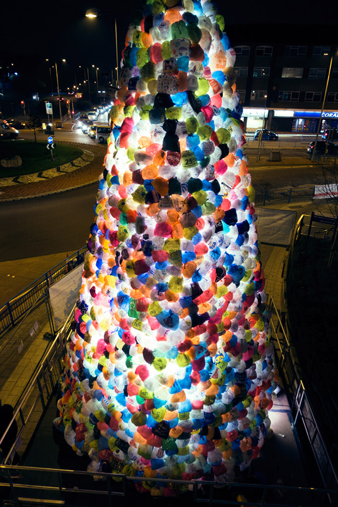 Luzinterruptus - Consumerist Christmas tree