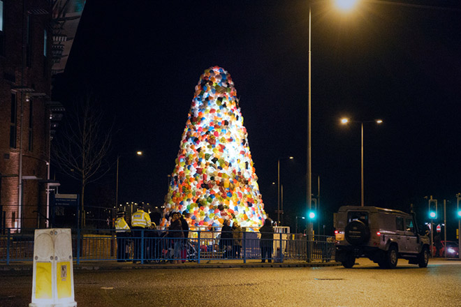 Luzinterruptus - Consumerist Christmas tree