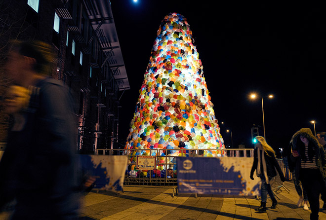 Luzinterruptus - Consumerist Christmas tree