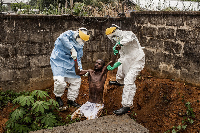 Pete Muller - Ebola in Sierra Leone - World Press Photo of the year 2014