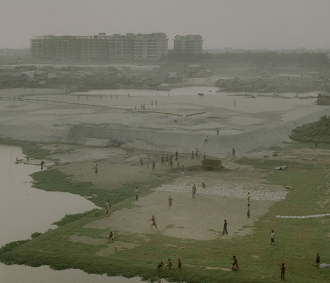 Rasel Chowdhury, “Urban structures growing up on the middle of the river, Hazari Bag, Dhaka” (from the series ‘Desperate Urbanization’) (2010–2014)