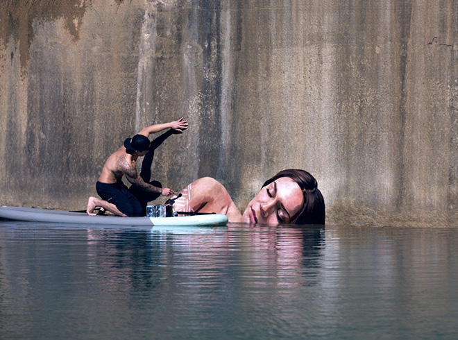 Hula - Street art a pelo d'acqua