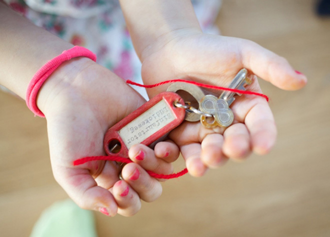 Chiharu Shiota - The Key in the Hand