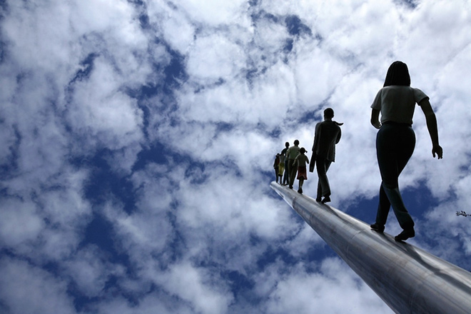 Jonathan Borofsky – Walking to the sky
