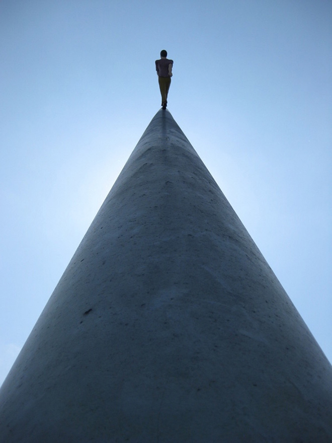 Jonathan Borofsky - Walking to the sky