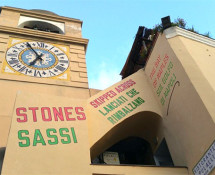 Lawrence Weiner - STONES SKIPPED ACROSS THE BAY OF NAPLES, 2009, Linguaggio + Materiali di riferimento, dimensioni variabili.