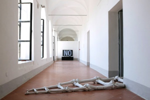 Rocco Dubbini - La prospettiva del tempo visivo nello spazio convenzionale Ricostruzione ossea in marmo ceramico, 120 x 600 x 30cm, 2004