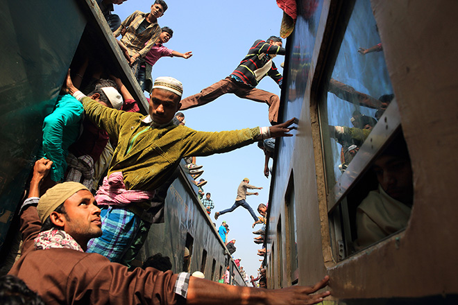 Noor Ahmed Gelal (BANGLADESH) - Jumping over the train, Tongi Railway Station, Gazipur (Bangladesh) - 2015. 1 classificato TRAVEL,  Siena International Photography Awards.