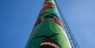 Orticanoodles - Street art sulla ciminiera. Svetta la nuova Ciminiera Branca nel cielo di Milano: 55 metri di colore.